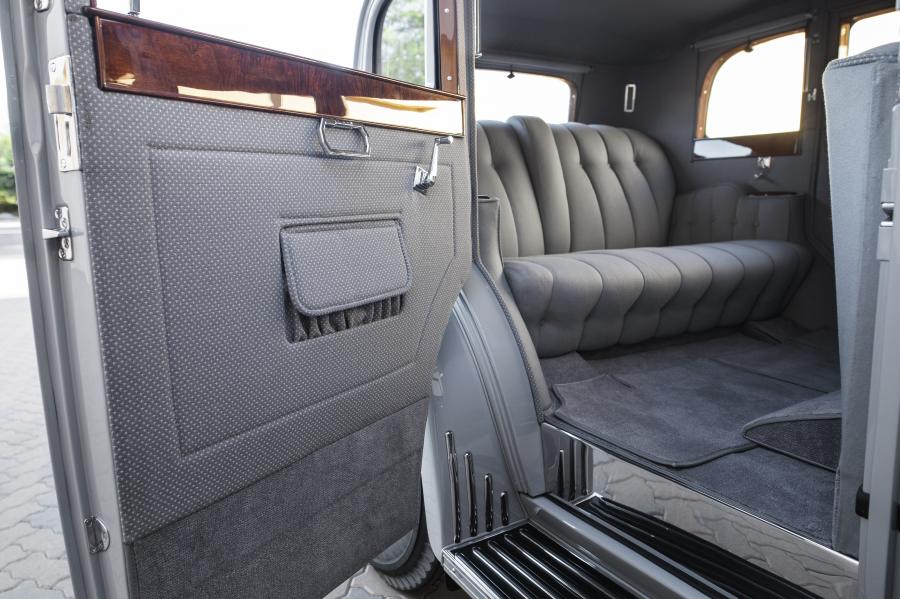 Интерьер Marmon Sixteen 5-passenger Sedan by LeBaron 1932 года  (фото 10 из 16)